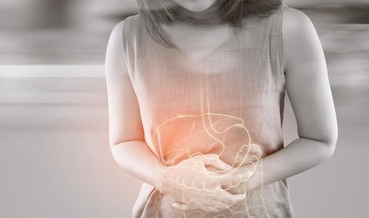 Person mit Reizdarm-Beschwerden – Bauchschmerzen und Unwohlsein